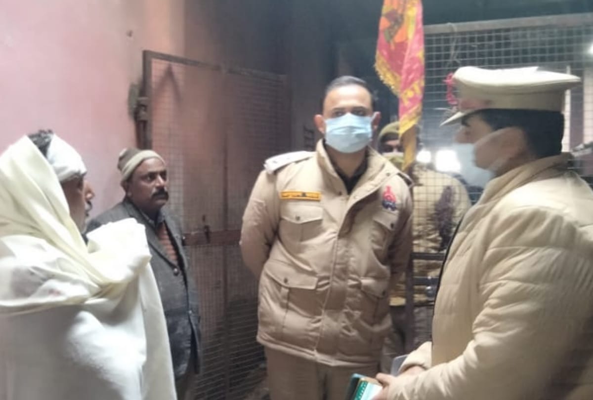 Loot in Ramsanehighat in Barabanki.