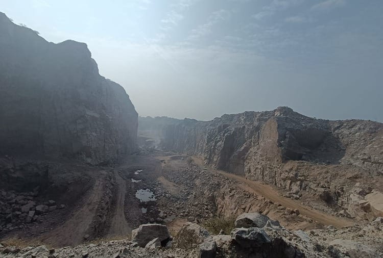 Mining is being done bypassing the rules in Dadam mine in Bhiwani