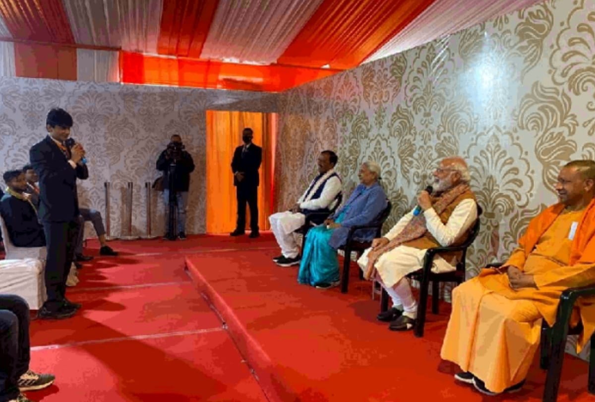 PM Modi urges Noida DM Suhas ly to sing hum honge kamyaab for kids read what happens then