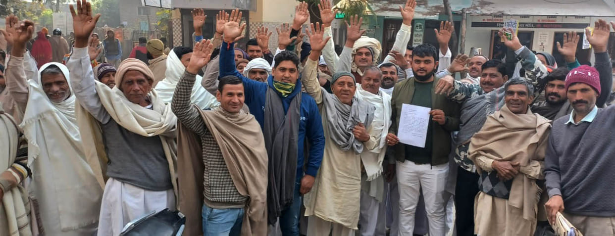Protest against dm office for catching destitute animals