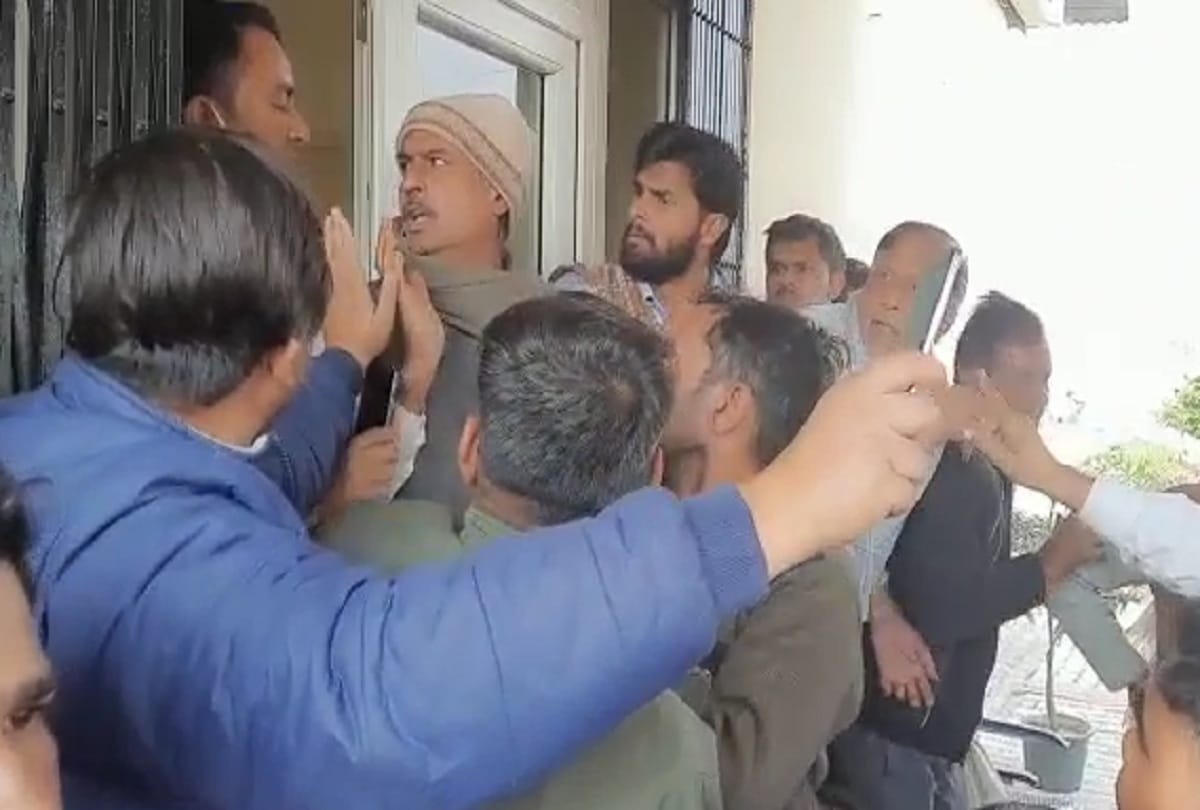 Police And Farmers clash in Ghaziabad farmers trying to enter housing development office