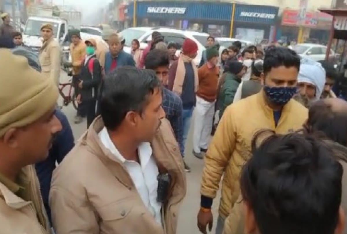 Woman beat up inspector for stopping bike rider without helmet in Gorakhpur