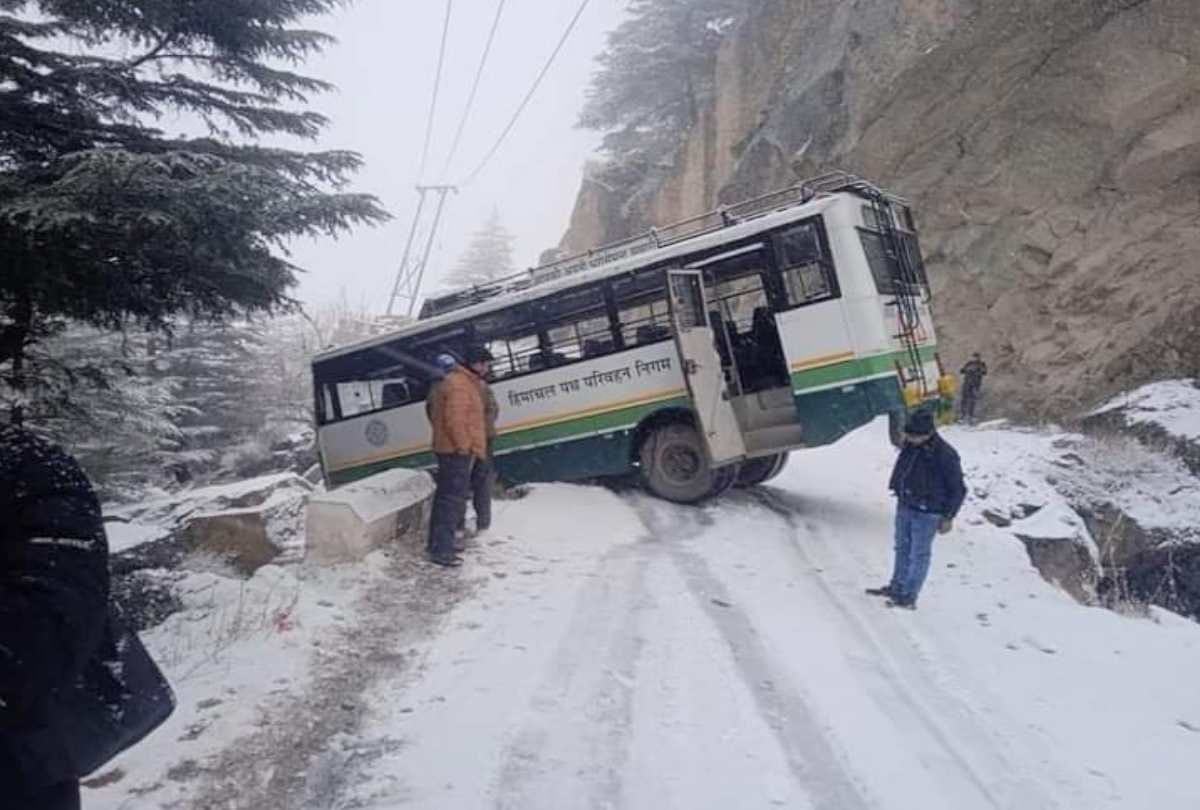 Bus hanging off road after slipping in snow in kinnaur, accident averted due to driver understanding