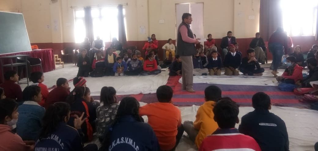Children learn how to do paint.