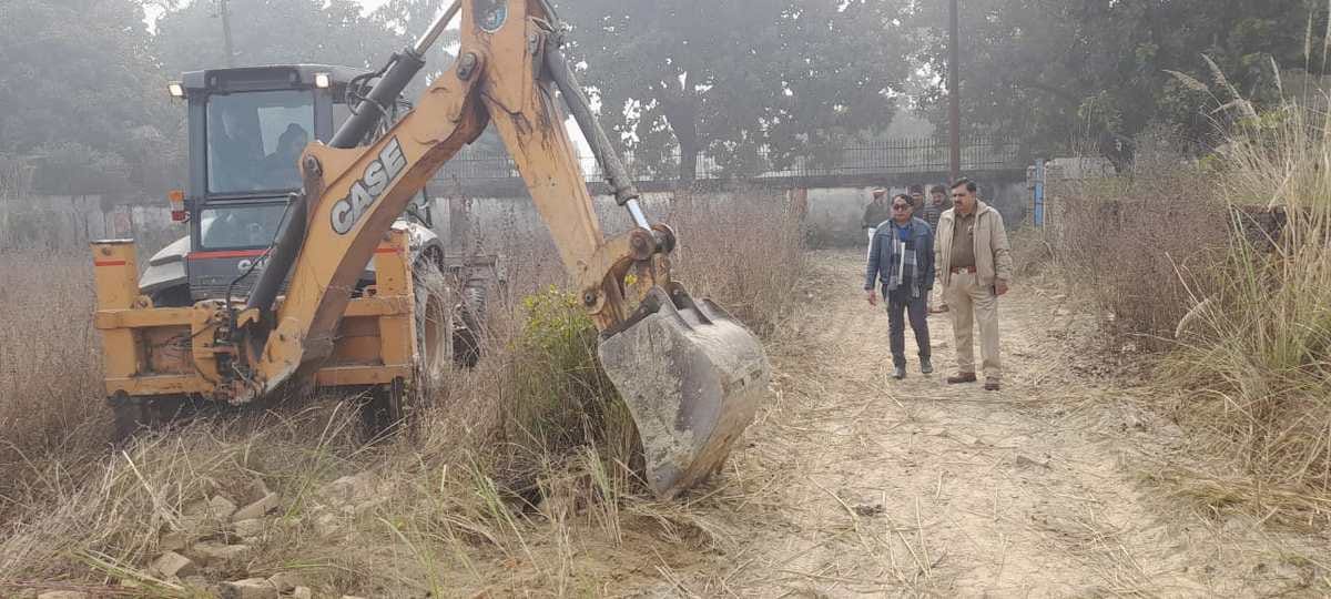 Mukhtar ansari main aide illegal colony demolished worth more than 50 crores in mau