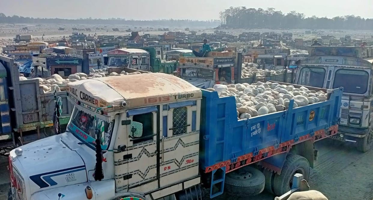 Vehicles carrying mining material stopped seeing the police