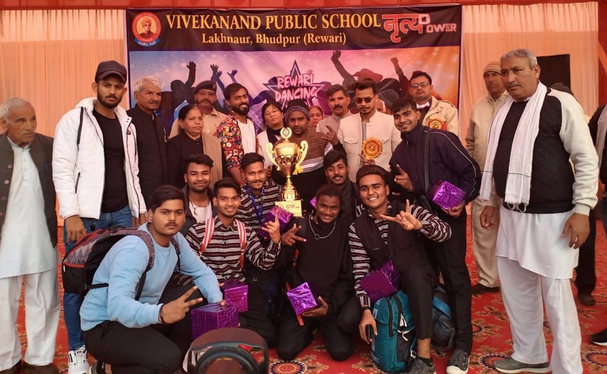 Meritorious people danced on stage and won applause