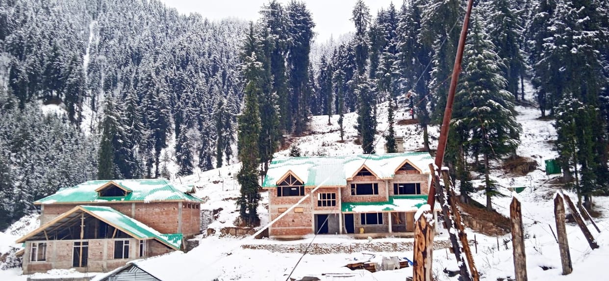 Snowfall on high peaks, two roads closed