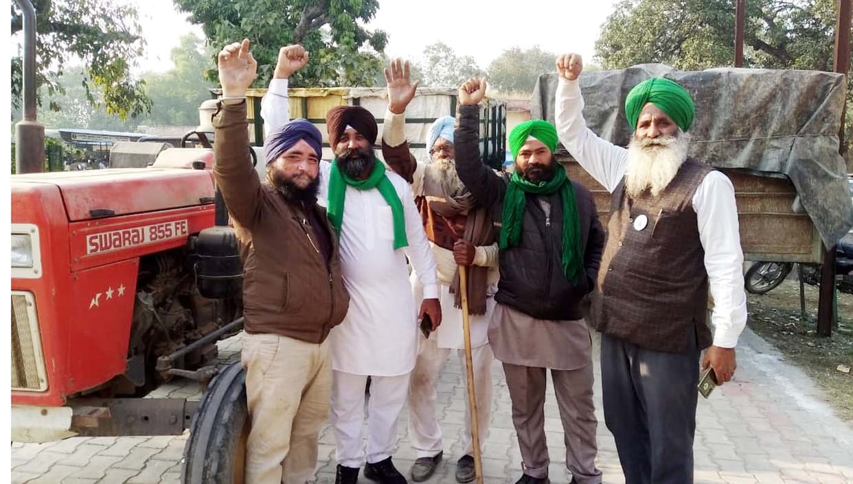 Farmers arrived in Puwayan tehsil with a trolley filled with paddy due to lack of weight