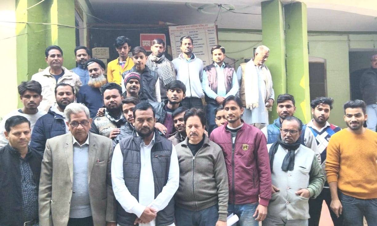 Anger over waterlogging in Holi Mohalla, demonstration in municipality