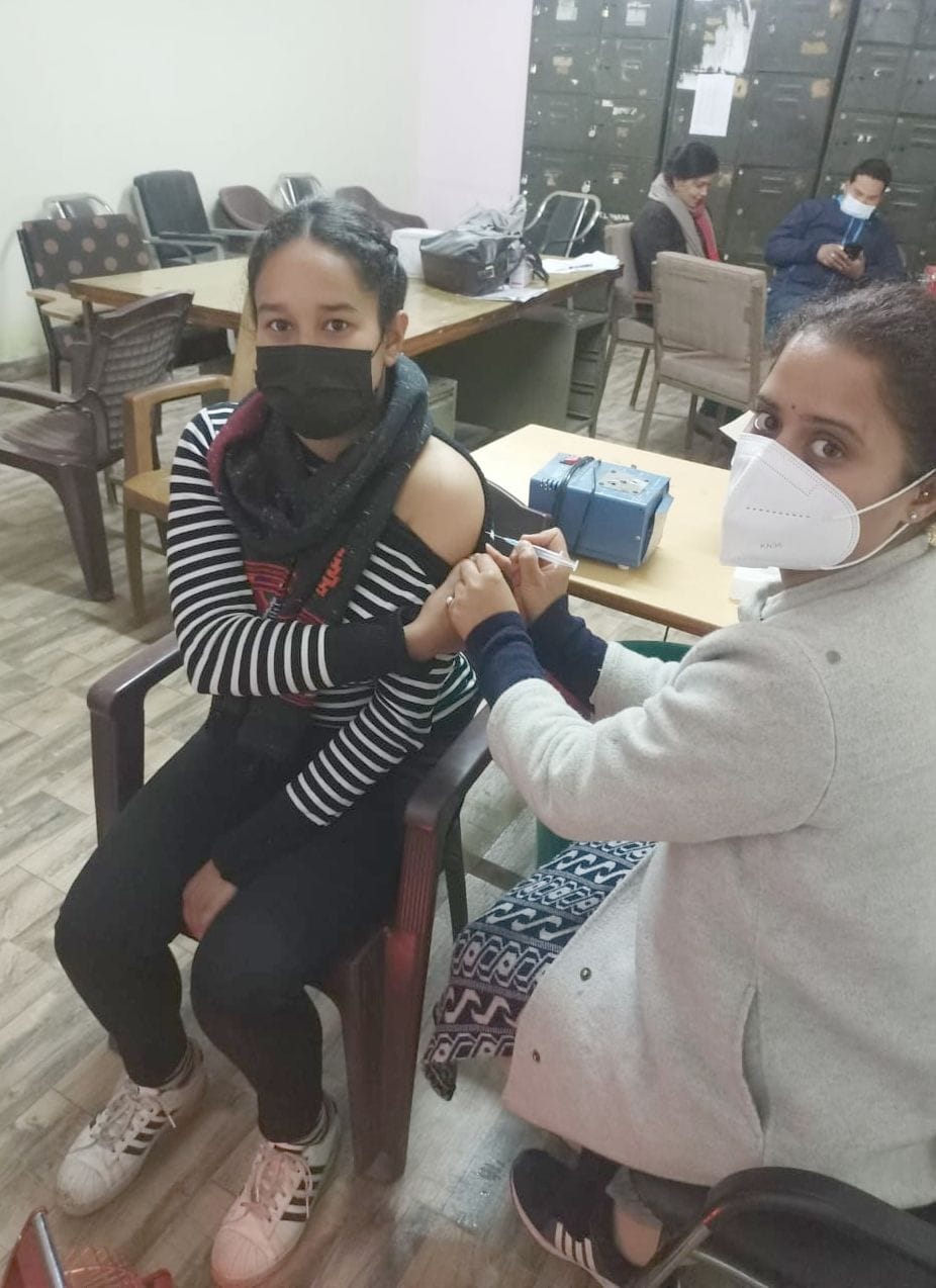 Even heavy snowfall did not become a hindrance, teenagers arrived to get the vaccine