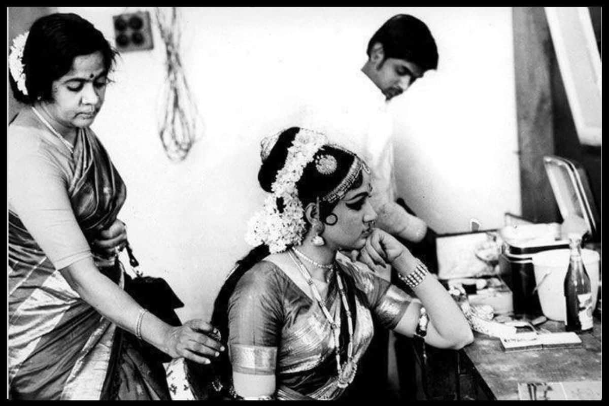 Hema Malini share flashback photos with Dharmendra Deol, Esha and her mother jaya chakraborty