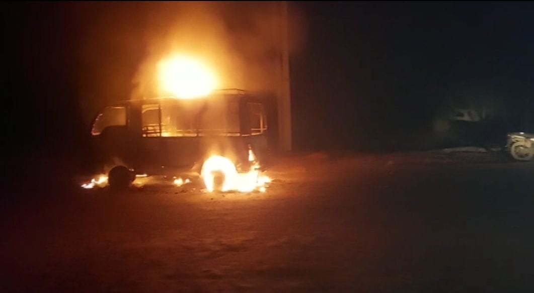 Fire breaks out in moving vehicle near Kinan's village, driver scorched