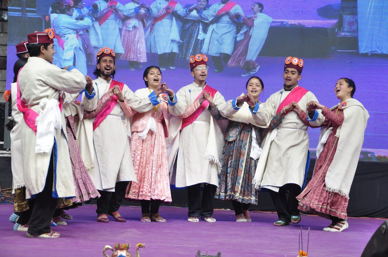 torist enjoy laholi dance in manali karniwal