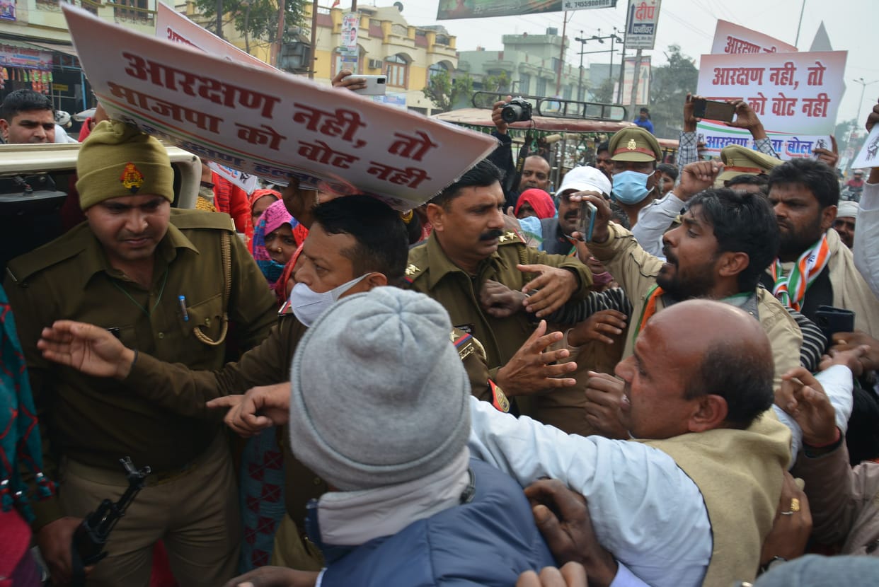 Congress workers going to give demand letter to CM stopped, scuffle
