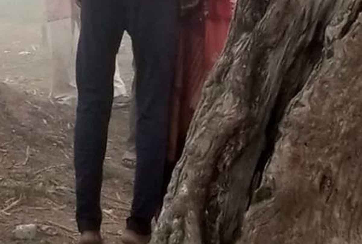 Hardoi: Dead body of lover-girlfriend found hanging, sensation spread in the village, police engaged in investigation