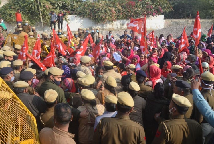 Police stopped Anganwadi workers going to gherao Naina Chautala in Charkhi Dadri