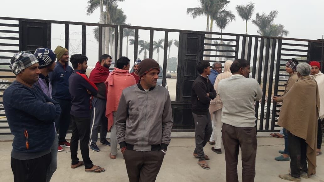 Income tax raid on a builders house in Baghpat,  close to Akhilesh yadav