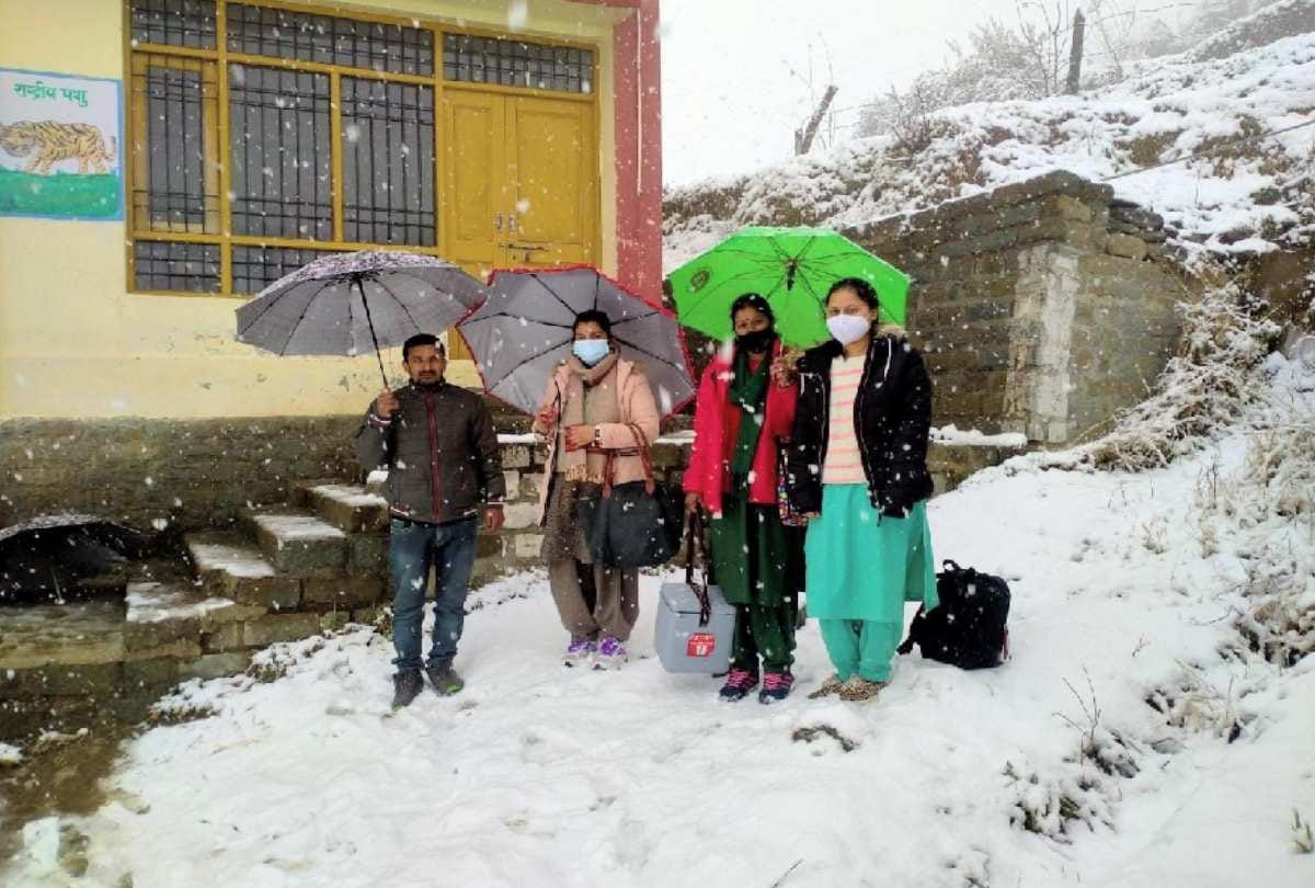 Women  health workers gave covid vaccine to teenagers walking three km in snowfall