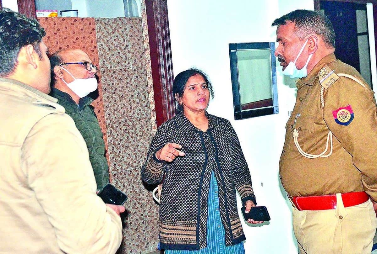 Agra 12 Lakh Rupees Loot Brave Woman Fight With Miscreants