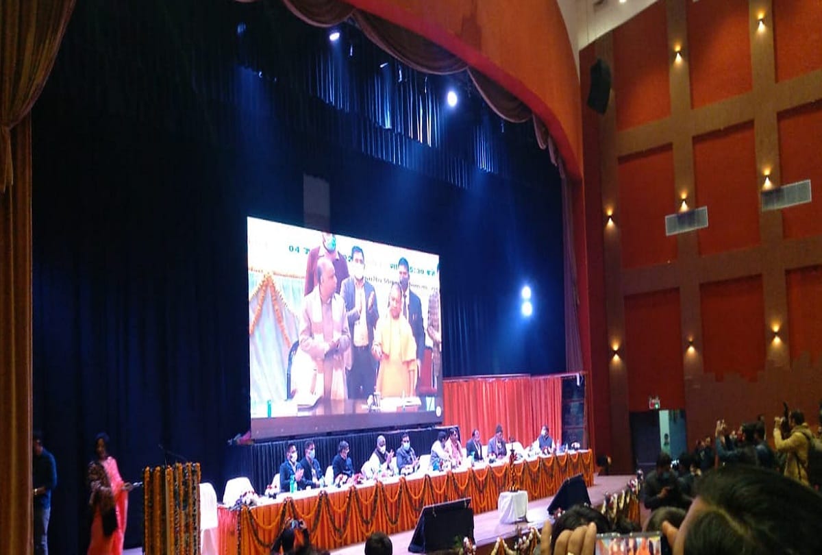 Chief Minister Yogi Adityanath gave development works worth 605 crores including the biggest auditorium of the city