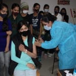 जम्मू में टीकाकरण करवाती स्कूली छात्राएं।