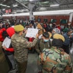 जम्मू रेलवे स्टेशन पर यात्रियों के काेरोना जांच की रिपोर्ट देखते सुरक्षाकर्मी।