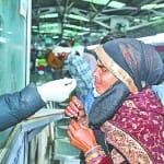 जम्मू रेलवे स्टेशन पर यात्रियों के काेरोना जांच की रिपोर्ट देखते सुरक्षाकर्मी।