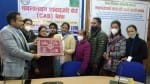 चंपावत में डीएम को स्मृति चिन्ह देते चाइल्ड लाइन के कार्यकर्ता।