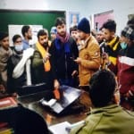 सीएमओ कार्यालय में हंगामा करते हिंदू संगठन के कार्यकर्ता।