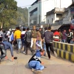 Prayagraj News :  अपनी मांगों को लेकर बालसन चौराहे पर धरना प्रदर्शन करते प्रतियोगी छात्रों पर लाठीचार्ज किया गया।