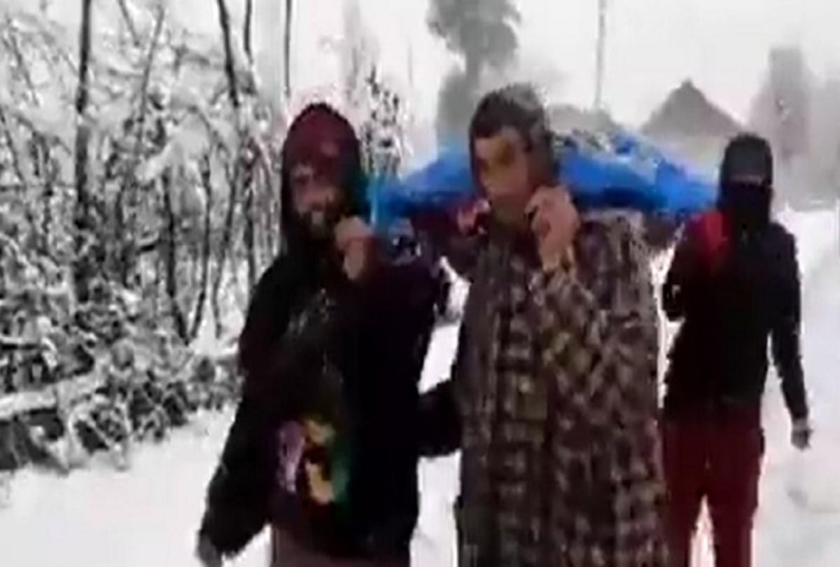 The pregnant was taken to the hospital by walking five km in the snow in jammu kashmir