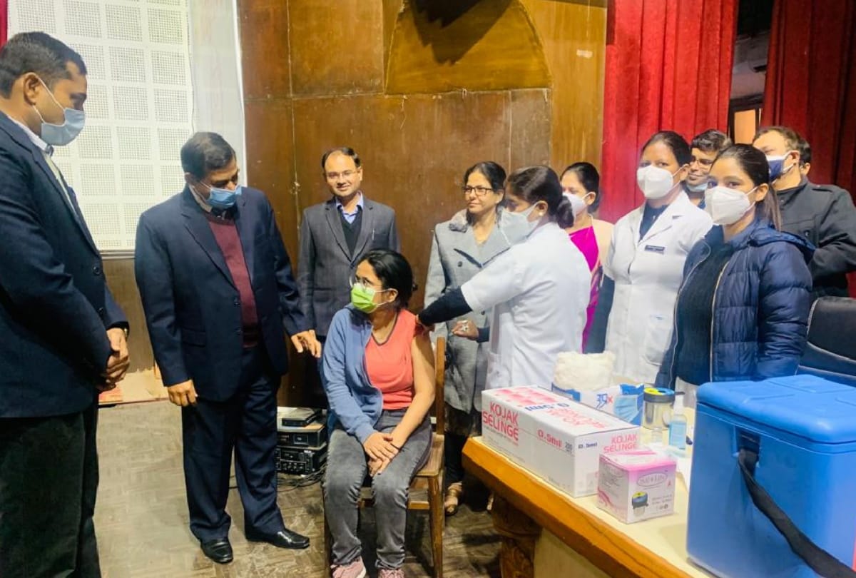 Corona vaccination 12368 teenagers got corona vaccine in Gorakhpur