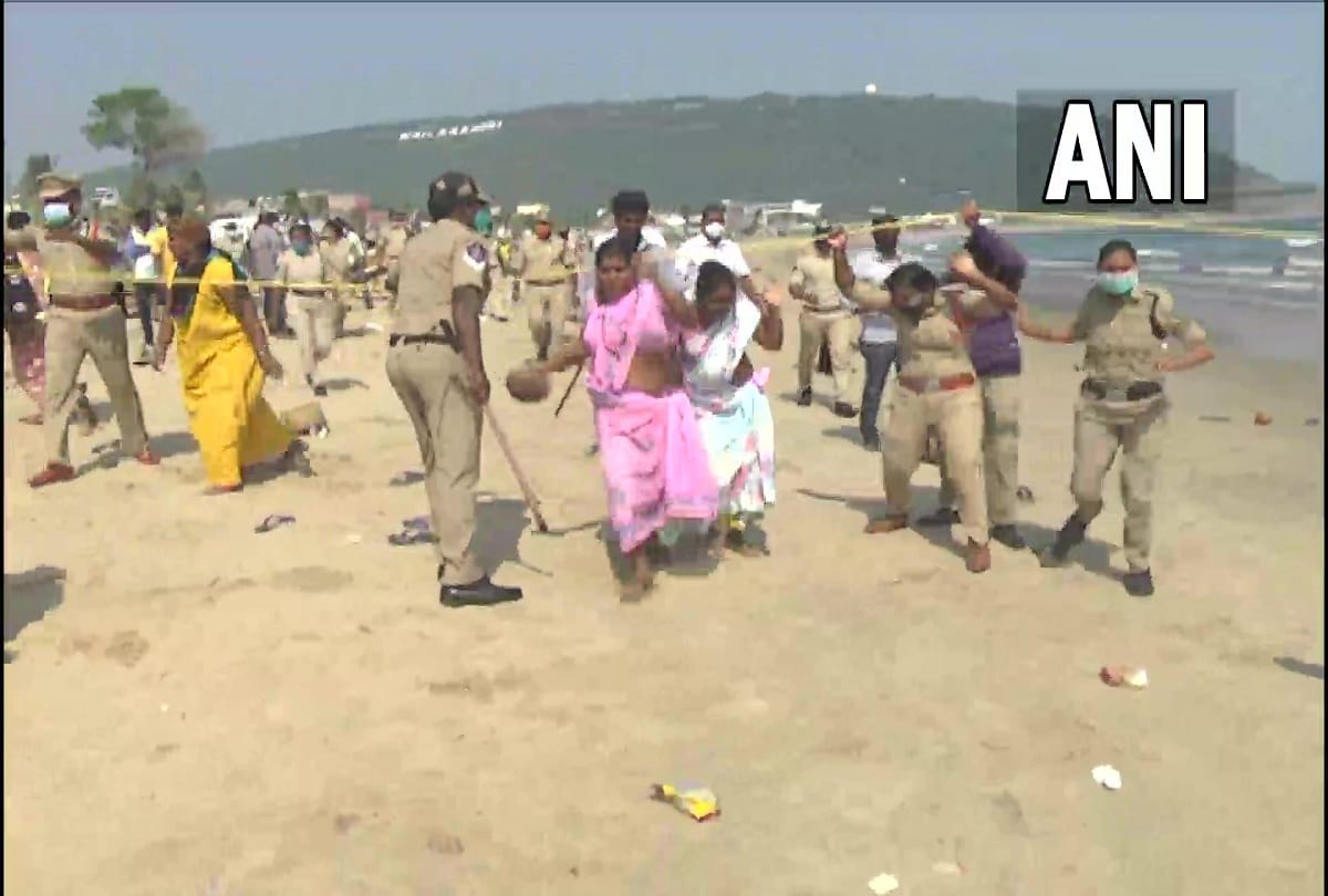 more than seven people injured and several boats were set to fire during a clash between two groups of fishermen in andhra pradesh