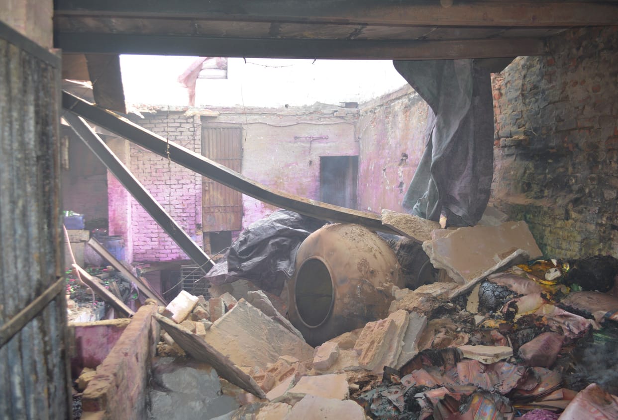 Hathras: Loss of lakhs due to fire in paint factory, chaos