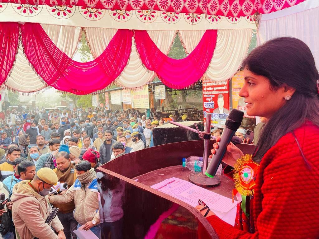 Union Minister of State Anupriya Patel in varanasi said Womens should also come forward in profession of advocacy