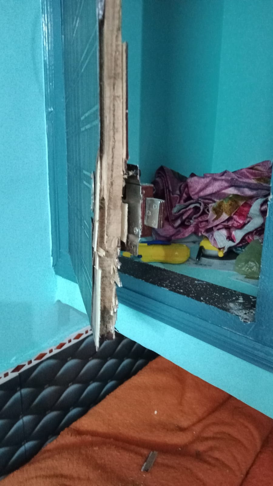 stole eight lakh cash by breaking the locks of the jacket businessman's house
