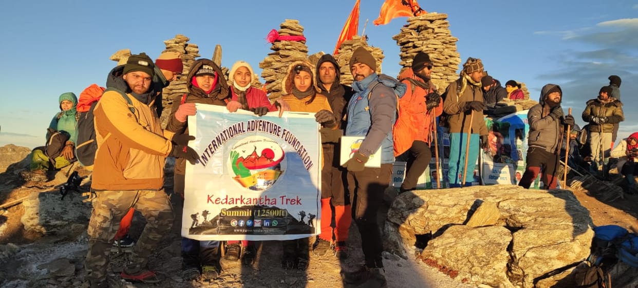 Daughters won Kedarkantha peak, hoisted the flag