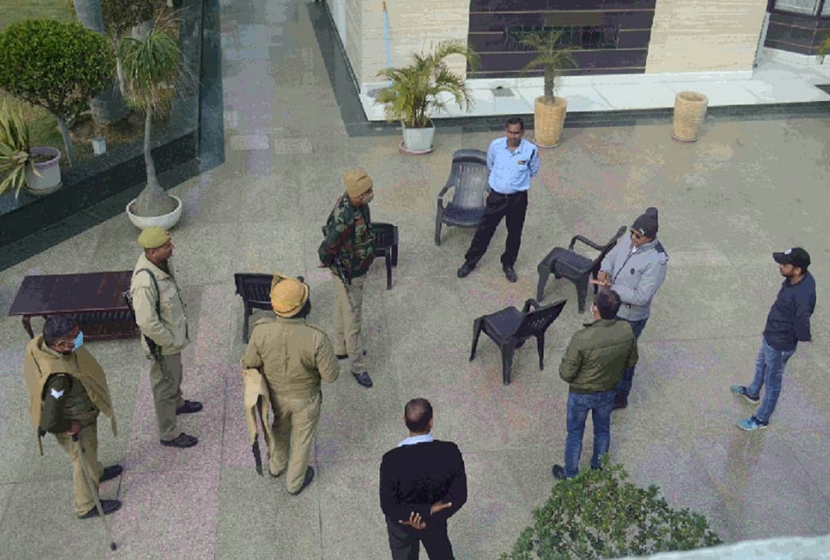 Income Tax Department raid builder Ajay Chaudhary had a direct entry in Akhilesh Yadav darabaar