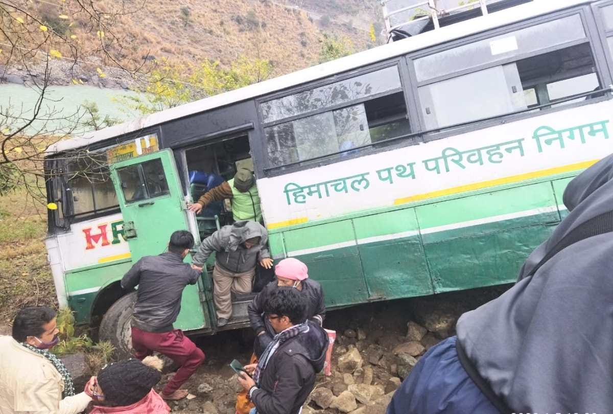 uncontrolled Bus rolled down from the road, half of it hanging in the air,27   passengers narrowly escaped