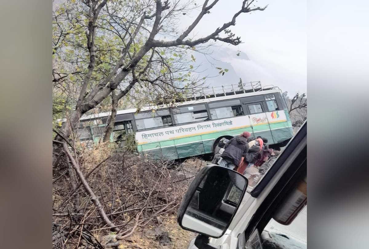 uncontrolled Bus rolled down from the road, half of it hanging in the air,27   passengers narrowly escaped