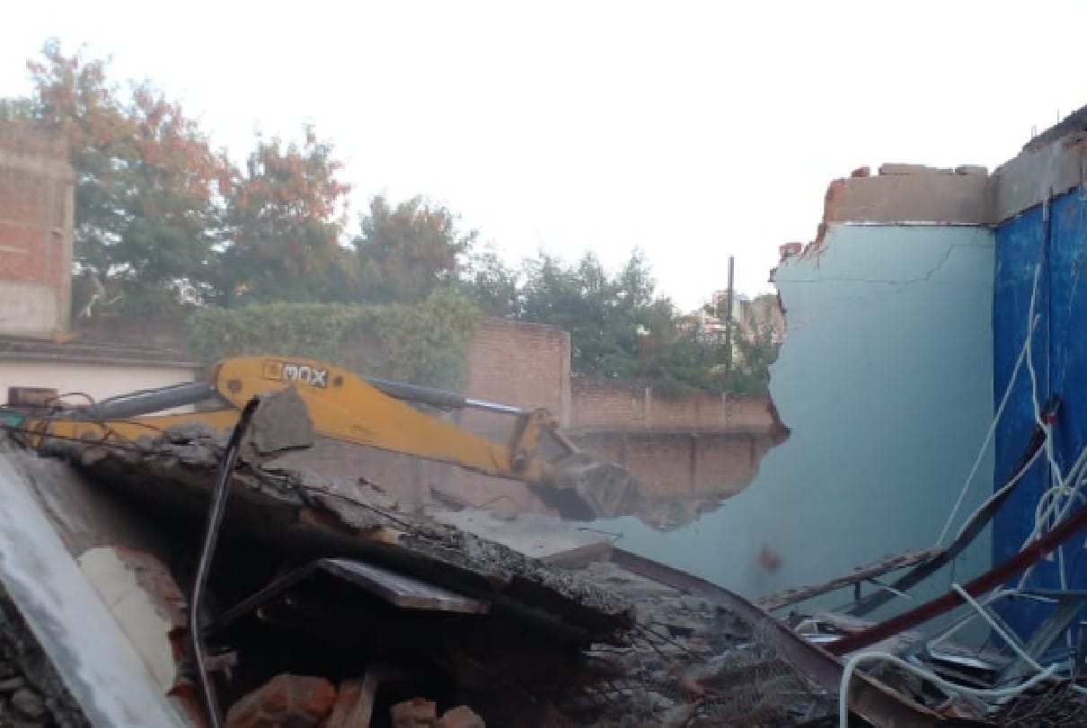 Chhatarpur: JCB again to curb crime, action at the base of crook Sonu Stove involved in 18 serious crimes