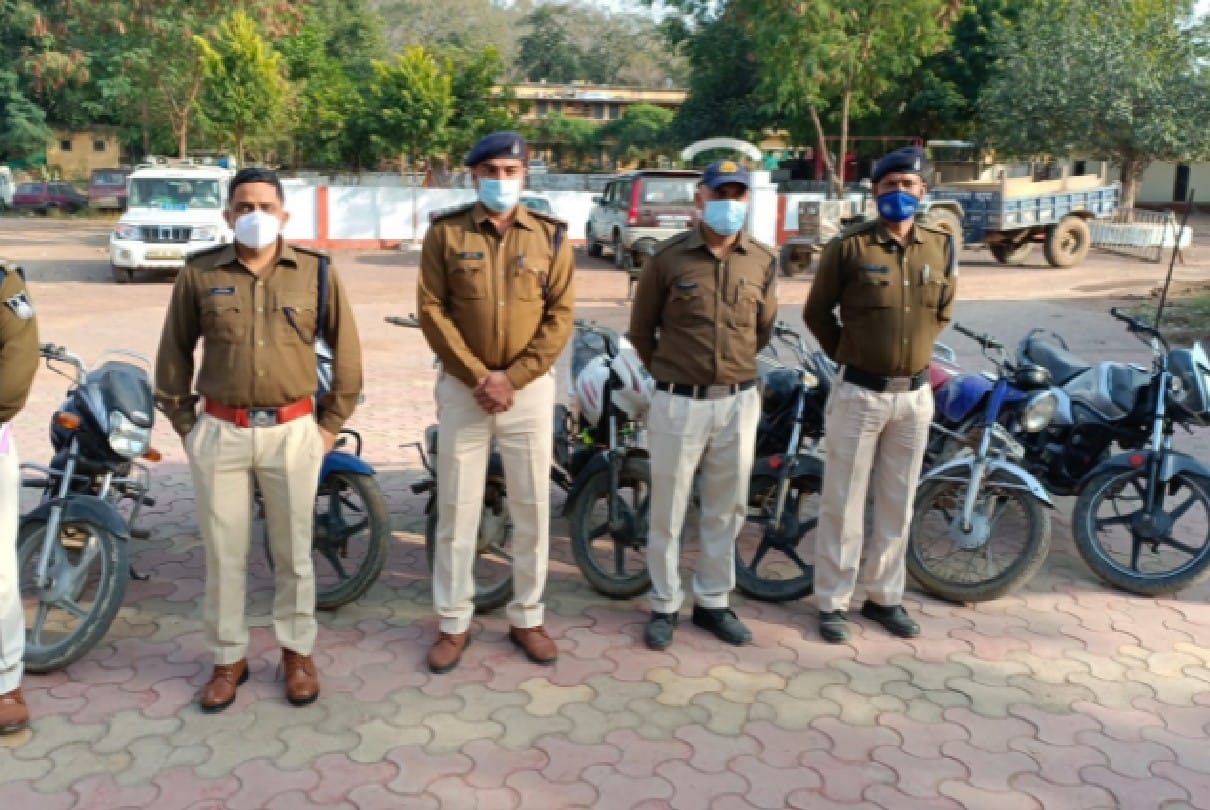 Chhatarpur: Interstate vehicle thieves gang busted, 4 thieves including 17 vehicles arrested, used to steal from crowded areas and sell them in villages