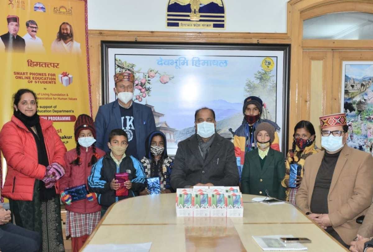 CM Jairam gave smart phones to students for online studies in shimla