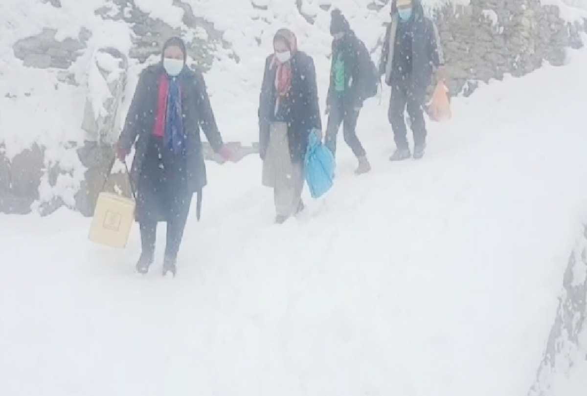 Health workers arrived in eight inches of snow to vaccinate 20 children in lahul   spiti, Salute to the spirit