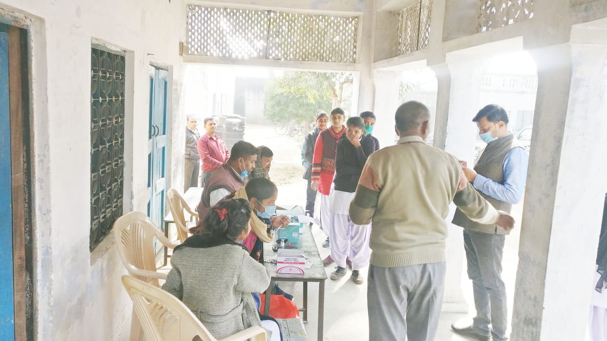 Hathras: 300 teenagers got corona vaccine