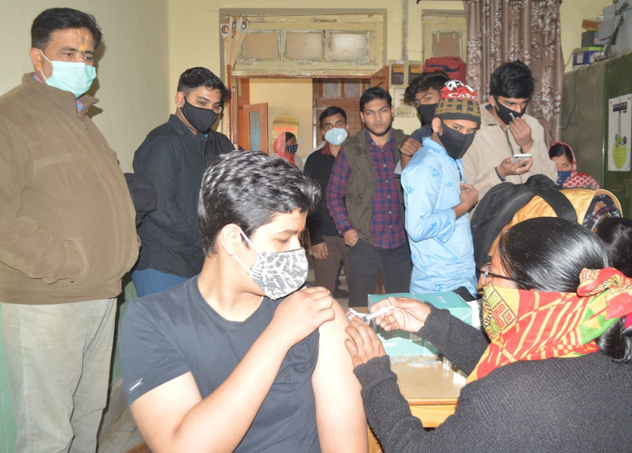 Hathras: 1810 students got vaccinated in 22 colleges