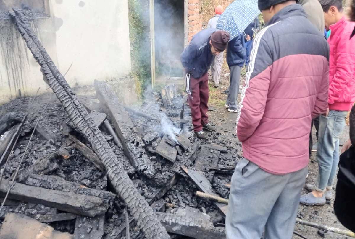 House burnt in Mandi, person alive burnt