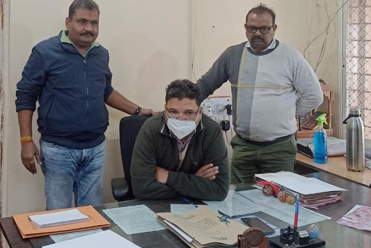 Ujjain: To get the road approved, the CEO asked for a bribe of 20 thousand rupees from the sarpanch, EOW arrested red handed
