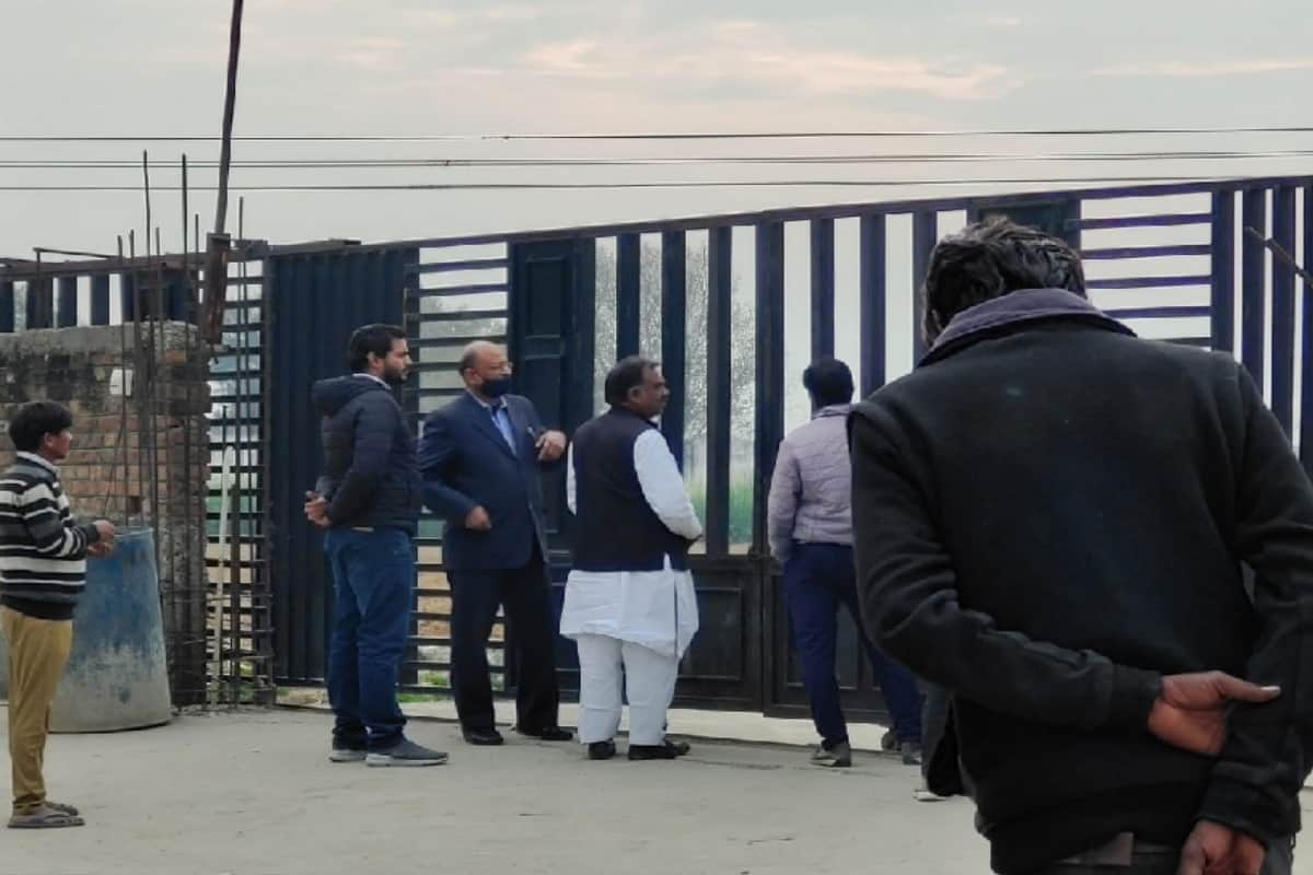 Income Tax Department raid builder Ajay Chaudhary had a direct entry in Akhilesh Yadav darabaar